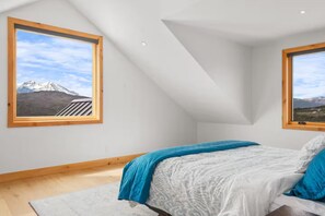 4 bedrooms, desk, travel crib, free WiFi - Roaring Fork Valley Mountain Retreat: Hot Tub, Cold Plunge & Sauna (Carbondale)