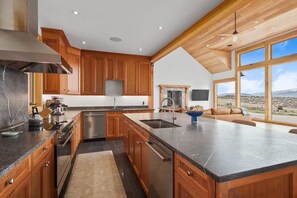 ثلاجة، ميكروويف، فرن، موقد طهي مسطح