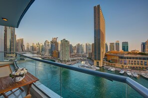 Un balcon offrant une vue sur les toits d’une ville et un port de plaisance.