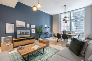 TV, stereo - Blueground | Trade Centre 1, pool, nr Dubai Mall (Dubai)