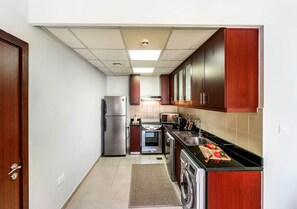 Een koelkast, een microgolfoven, een oven, een kookplaat