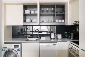 Réfrigérateur, micro-ondes, four, plaque de cuisson