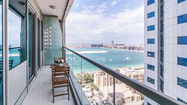 Ein Balkon mit Blick auf das Meer und die Stadt.