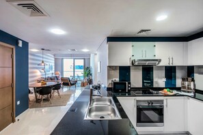 Kjøleskap, mikrobølgeovn, ovn og kokeplater