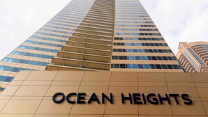 Das Ocean Heights Gebäude mit einem gut sichtbaren Schild.