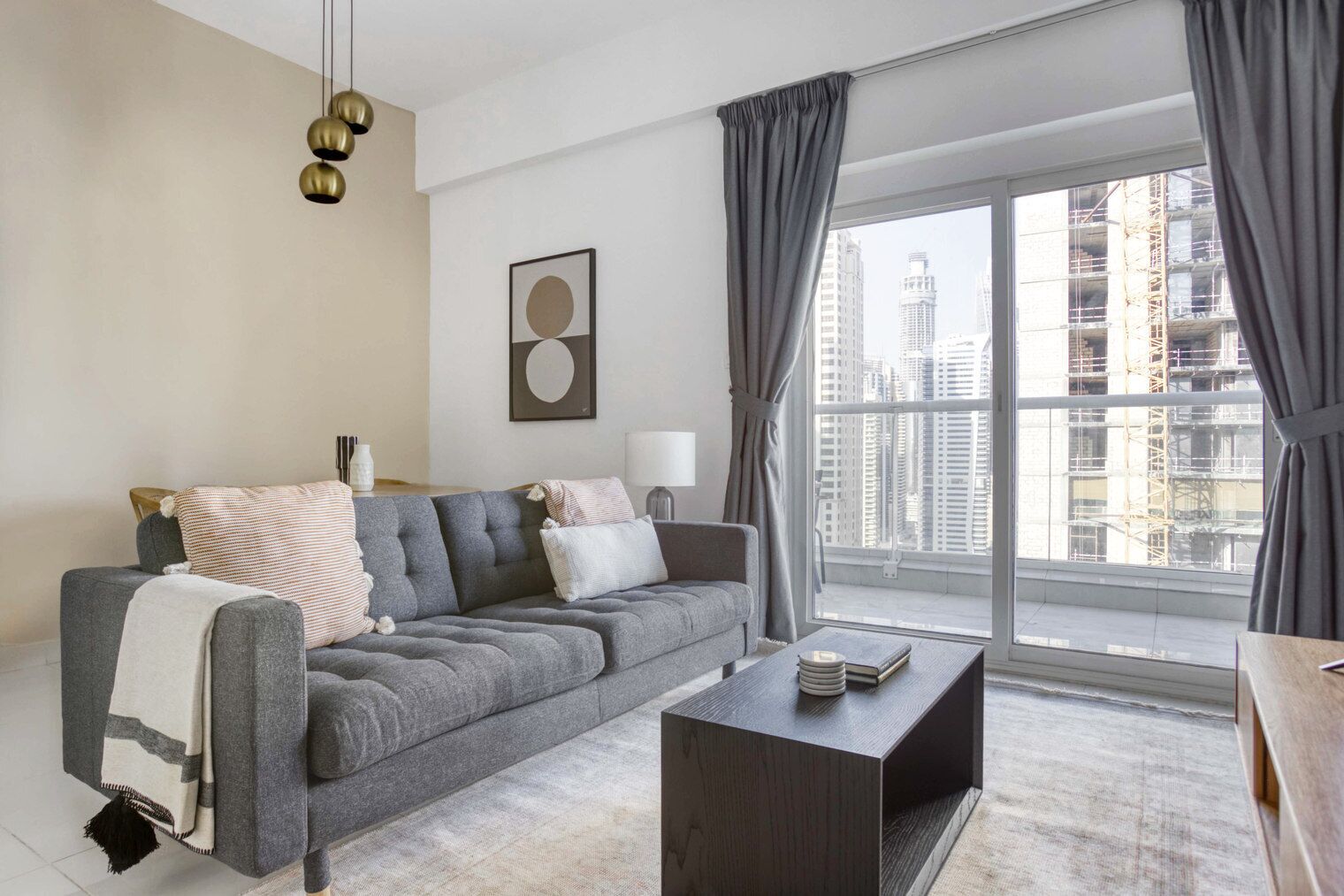 Een televisie en een stereo