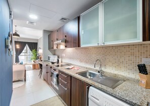 ثلاجة، ميكروويف، فرن، موقد طهي مسطح