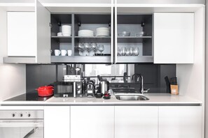 Een koelkast, een microgolfoven, een oven, een kookplaat