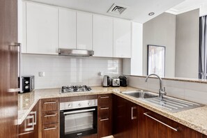 Kjøleskap, mikrobølgeovn, ovn og kokeplater