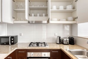 冷蔵庫、電子 レンジ、オーブン、コンロ