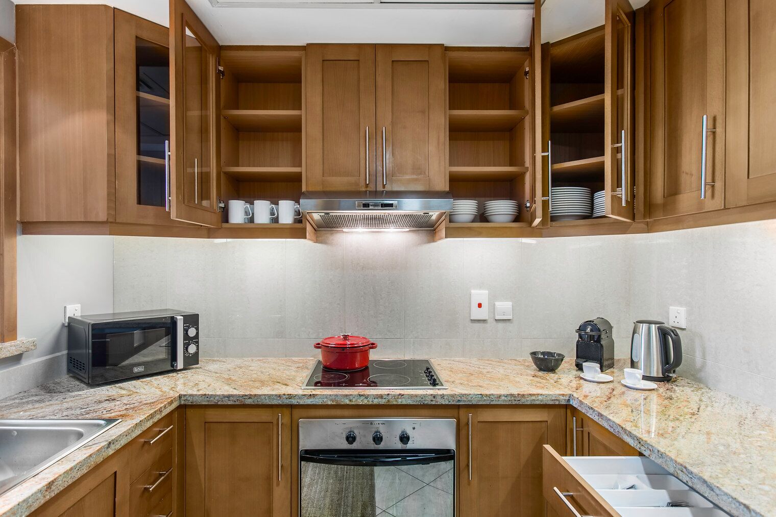 Frigorífic, microones, forn i placa de cuina 