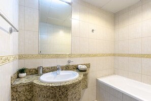 Secador de cabelo, toalhas de banho