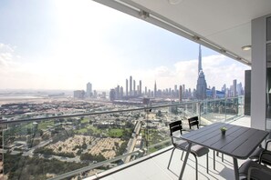 Outdoor dining - Blueground | DIFC, pool, nr Burj Khalifa (Dubai)