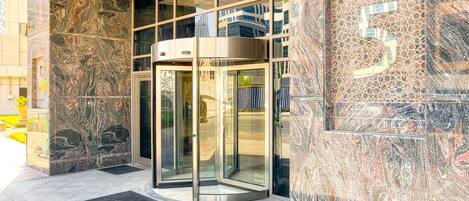 تفاصيل الفندق من الخارج