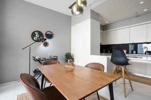 Dining - Blueground | DIFC, pool, nr Burj Khalifa (Dubai)