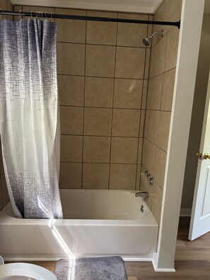 Serviettes fournies, papier toilette