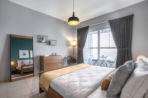 1 dormitorio, tabla de planchar con plancha, wifi y ropa de cama