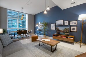 Una televisión, un reproductor estéreo