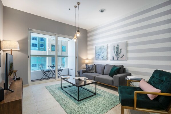 TV, stereo - Blueground | Dubai Marina, pool, nr Marina (Dubai)