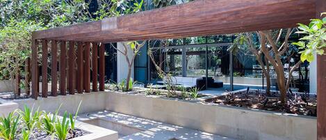 المنطقة المحيطة بالمنشأة