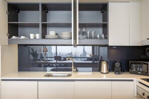 Fridge, microwave, oven, stovetop - Blueground | DIFC, pool, nr Dubai Mall (Dubai)