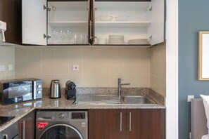 Jääkaappi, mikroaaltouuni, uuni, liesi