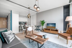 TV, stereo - Blueground | DIFC, pool, nr Burj Khalifa (Dubai)