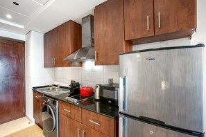 Kjøleskap, mikrobølgeovn, ovn og kokeplater