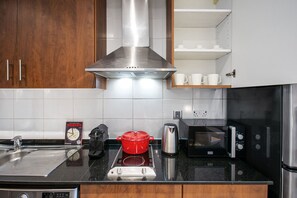 Geladeira, micro-ondas, fogão, cooktop