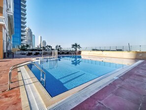 Una piscina cubierta