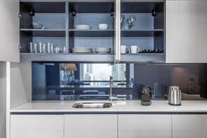 Fridge, microwave, oven, stovetop - Blueground | DIFC, pool, nr Dubai Aquarium (Dubai)