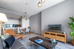 TV, stereo - Blueground | DIFC, pool, nr Dubai Aquarium (Dubai)