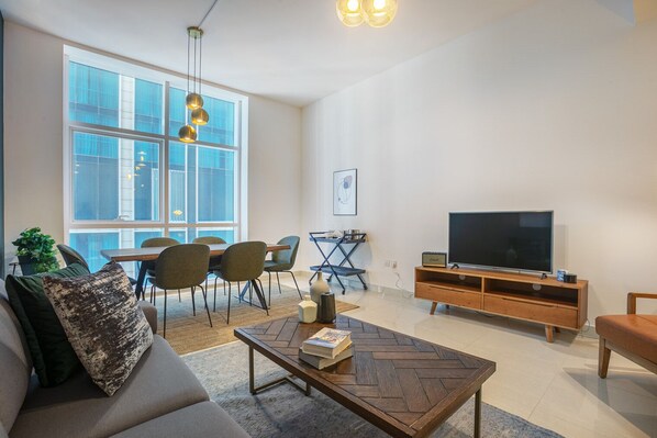 TV, stereo - Blueground | Trade Centre 1, pool, nr Dubai Mall (Dubai)