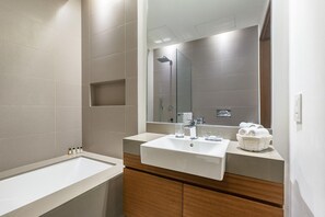 Secador de cabelo, toalhas de banho