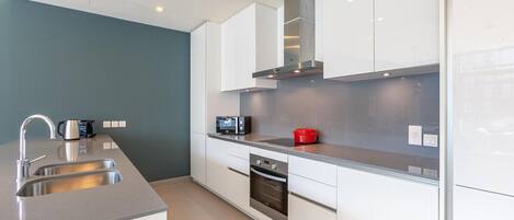 ثلاجة، ميكروويف، فرن، موقد طهي مسطح