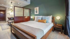 A modern bedroom with a large bed, bedside tables, a desk, and a chair. - Blueground | JLT, pool, nr Dubai Marina (Dubai)