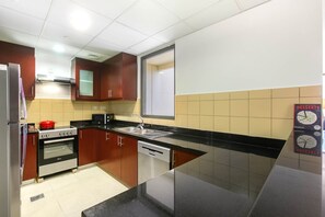 Kjøleskap, mikrobølgeovn, ovn og kokeplater