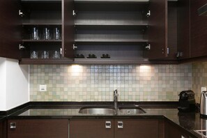 Kjøleskap, mikrobølgeovn, ovn og kokeplater