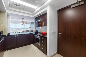 Frigorífico, microondas, horno y placa de cocina