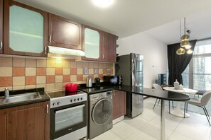 Fridge, microwave, oven, stovetop - Blueground | JLT, pool, nr Dubai Marina (Dubai)