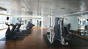 Kuntosali, jossa on juoksumattoja, kuntopyöriä ja painonnostovälineitä.