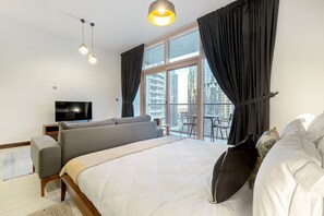 Iron/ironing board, WiFi, bed sheets - Blueground | JLT, pool, nr Dubai Marina (Dubai)