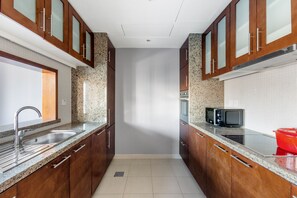 Fridge, microwave, oven, stovetop - Blueground | South Ridge, pool, nr park (Dubai)