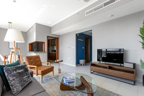 TV, stereo - Blueground | South Ridge, pool, nr park (Dubai)