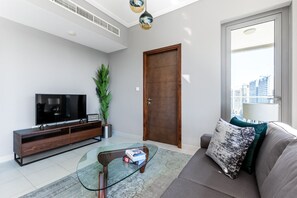 TV, stereo - Blueground | South Ridge, pool, nr park (Dubai)