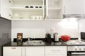 Kjøleskap, mikrobølgeovn, ovn og kokeplater