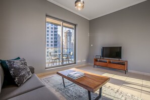 TV, stereo - Blueground | South Ridge, pool, nr Downtown (Dubai)