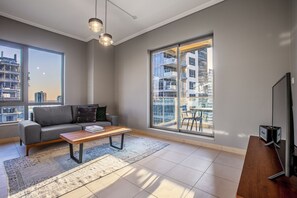 TV, stereo - Blueground | South Ridge, pool, nr Downtown (Dubai)