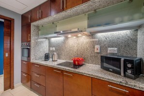 Fridge, microwave, oven, stovetop - Blueground | South Ridge, pool, nr Downtown (Dubai)