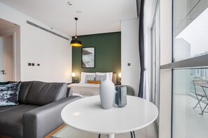 Een strijkplank/strijkijzer, wifi, beddengoed